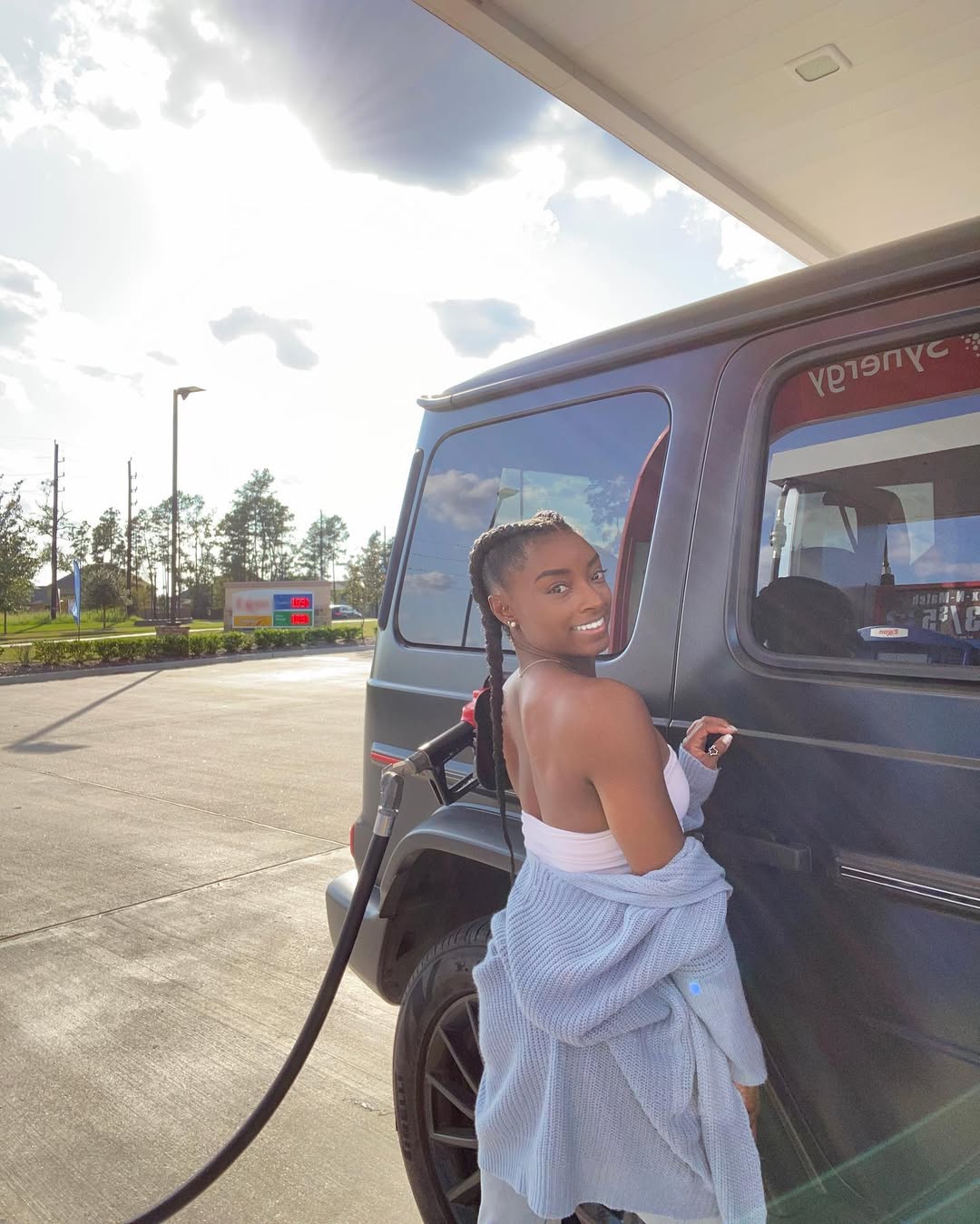 Simone Biles poses for a picture, from a post dated October 14, 2020 | Source: Instagram/simonebiles