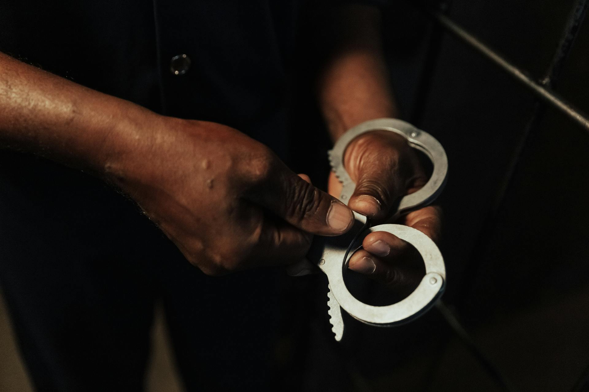 A police officer holding handcuffs | Source: Pexels
