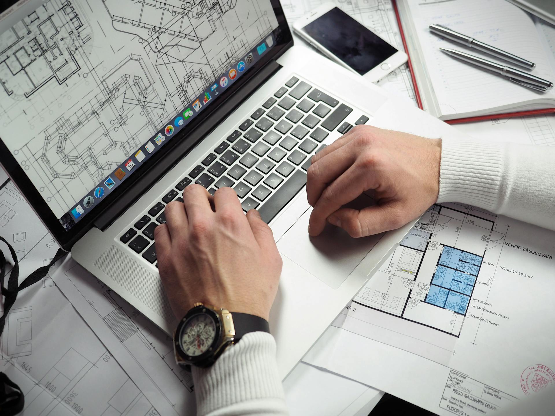 A man using his laptop | Source: Pexels