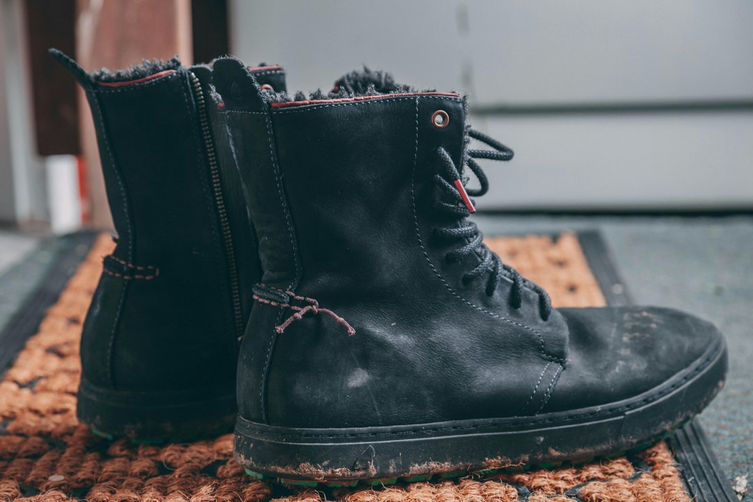 A pair of black boots | Source: Pexels