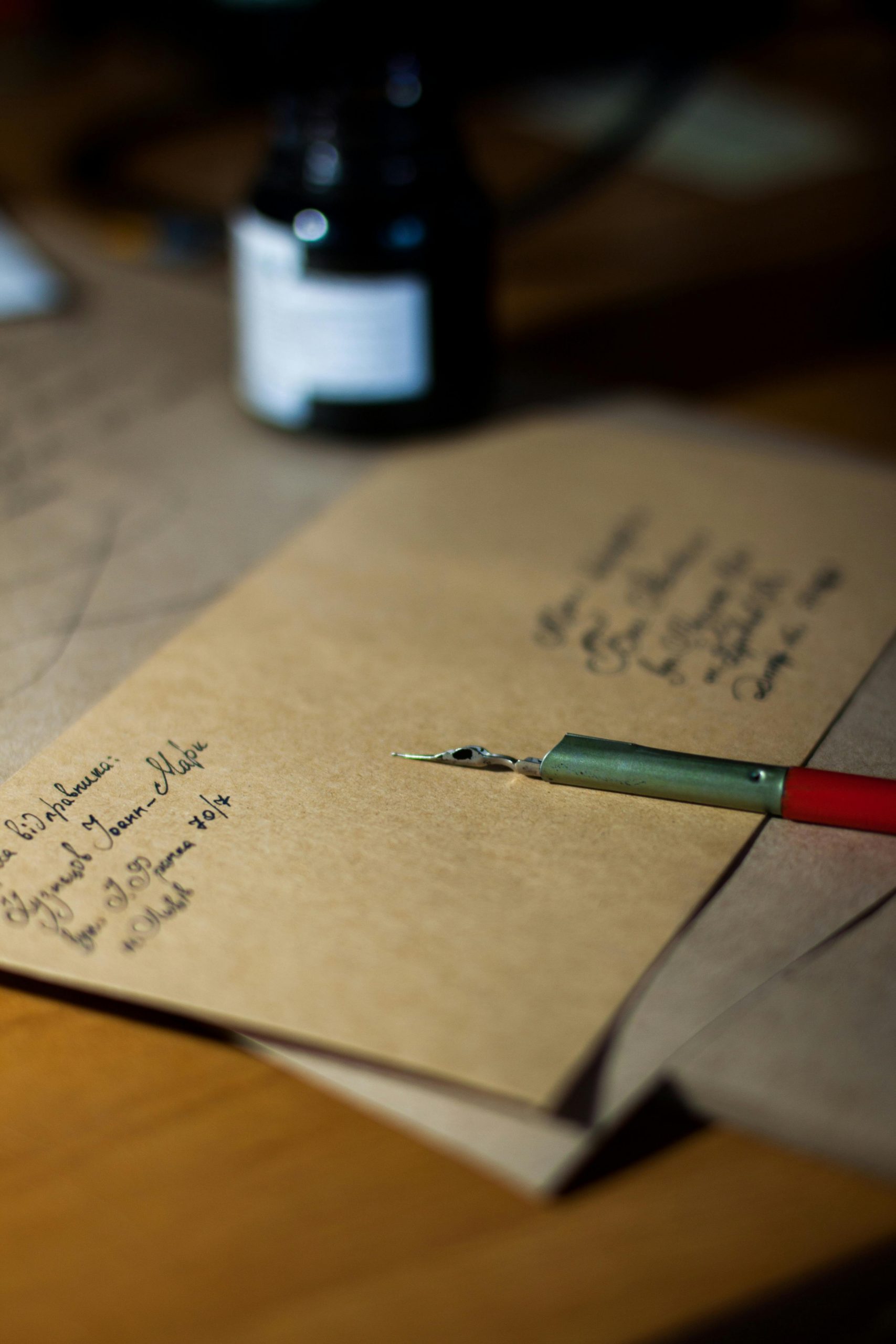 An envelope on a table | Source: Pexels