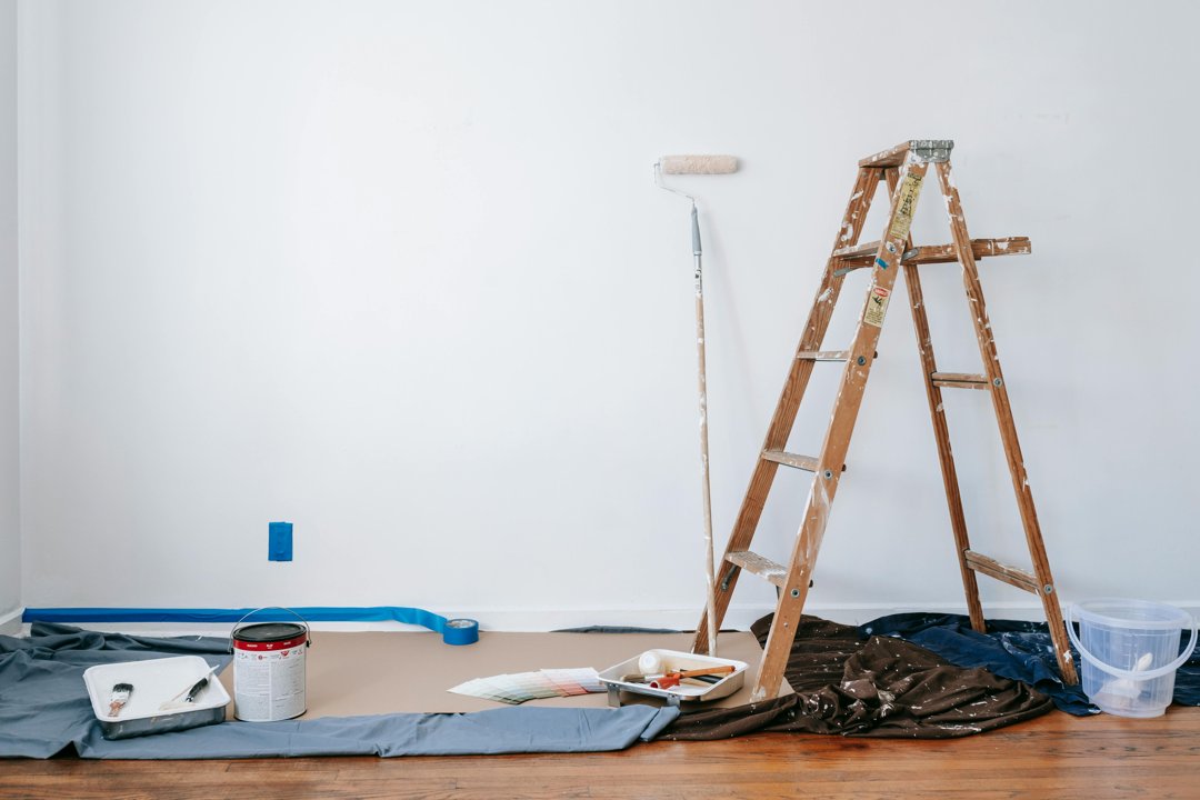 A ladder and painting materials in a room | Source: Pexels
