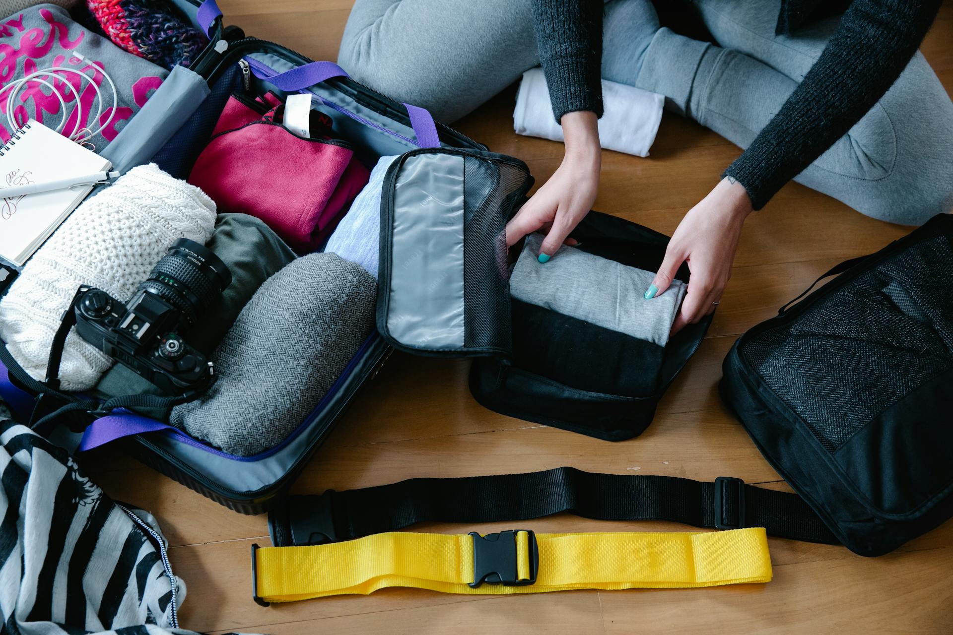 A woman packing her clothes | Source: Pexels