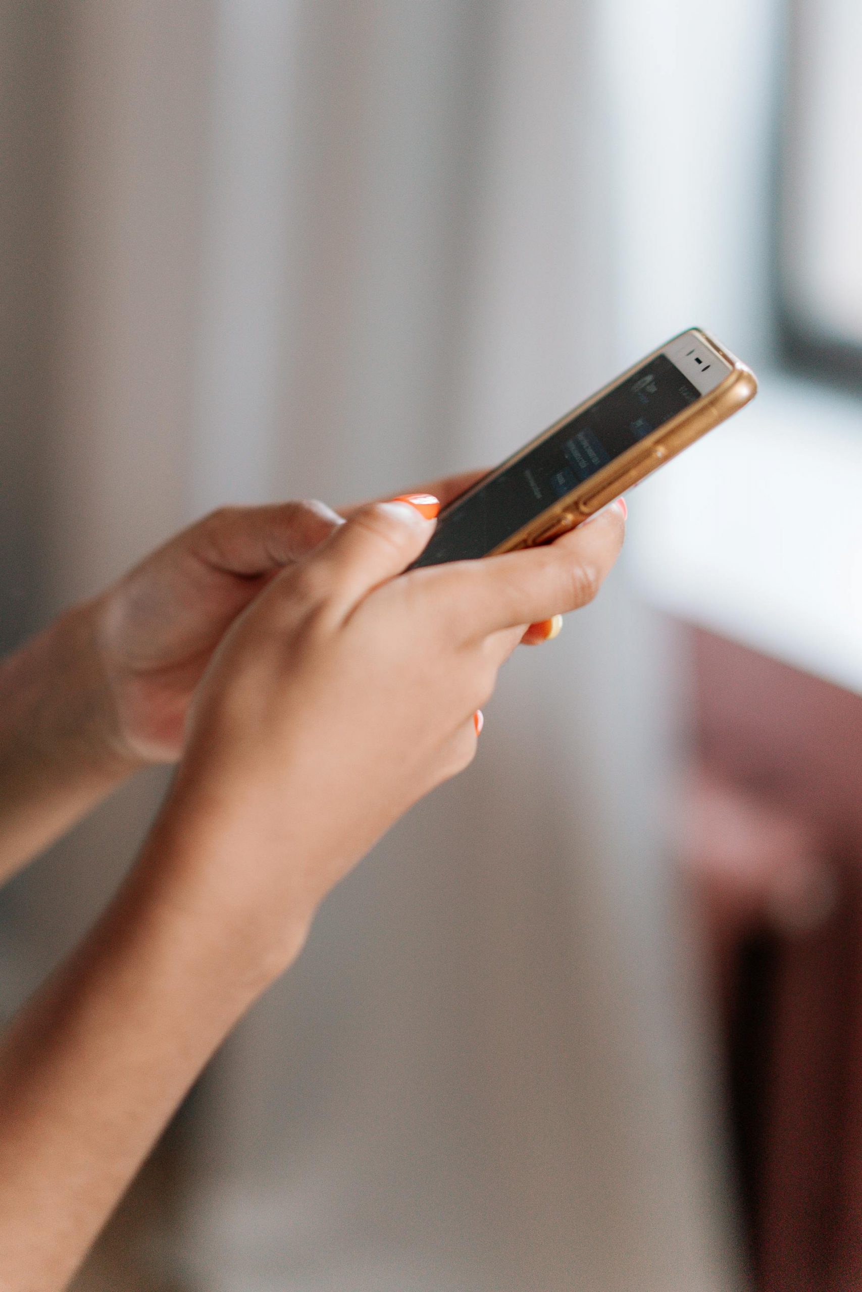 A close-up shot of a woman holding a phone | Source: Pexels