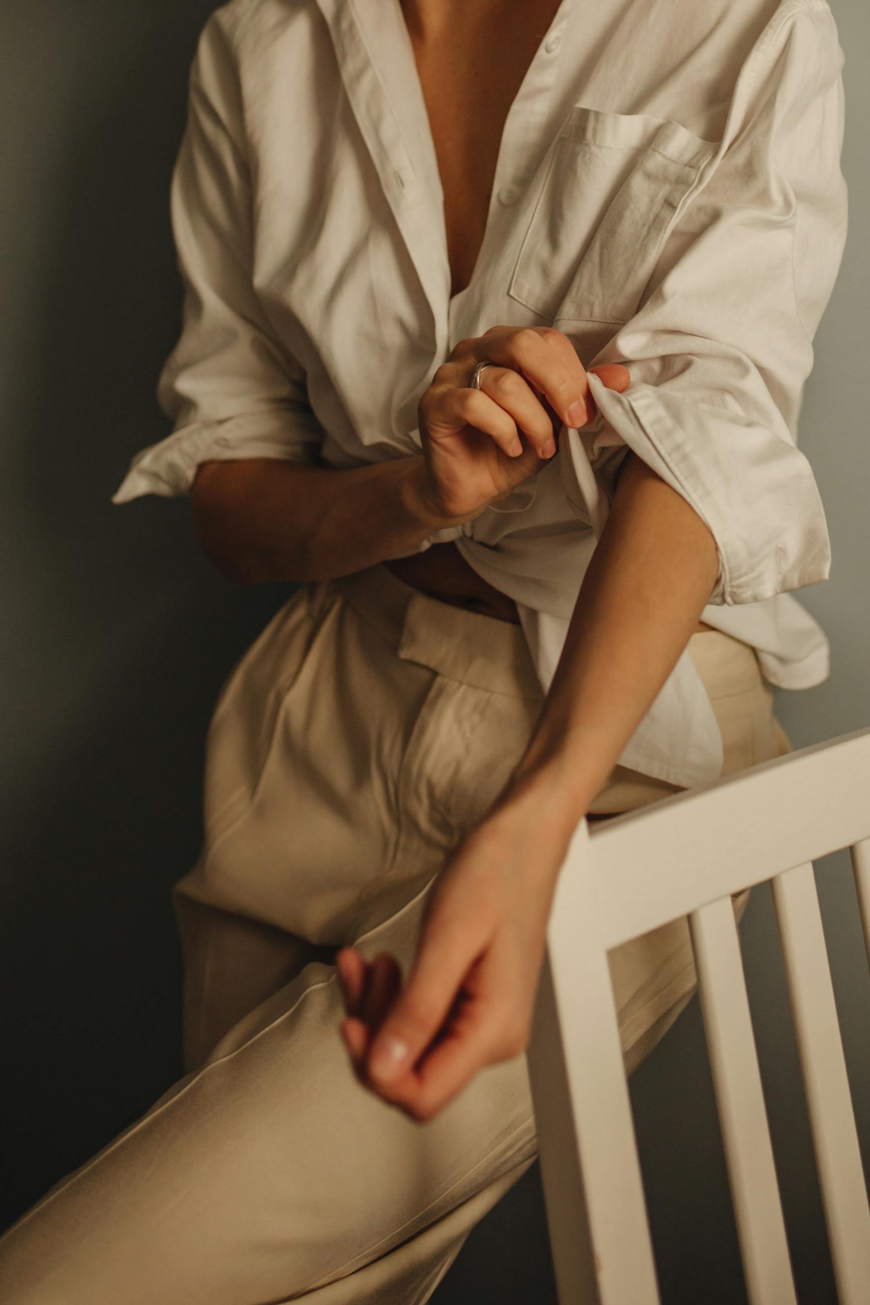 A woman rolling up the sleeves of her shirt | Source: Pexels
