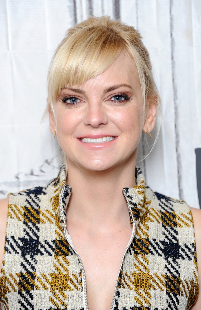 Anna Faris visits
