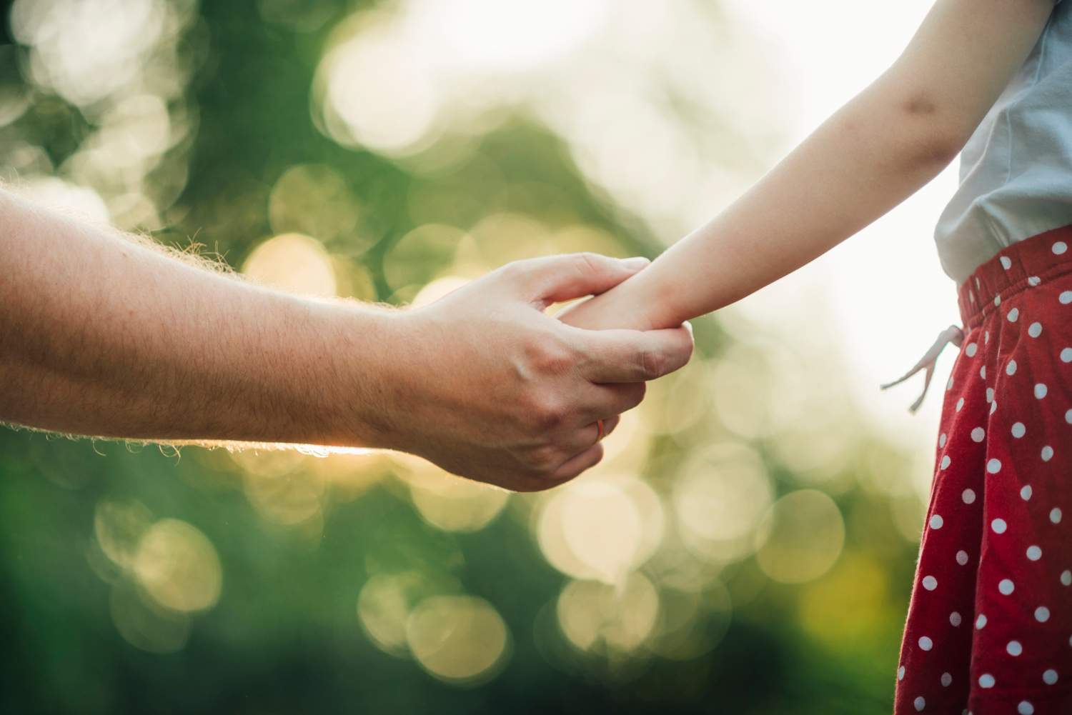 A little girl holding her father's hand | Source: Freepik