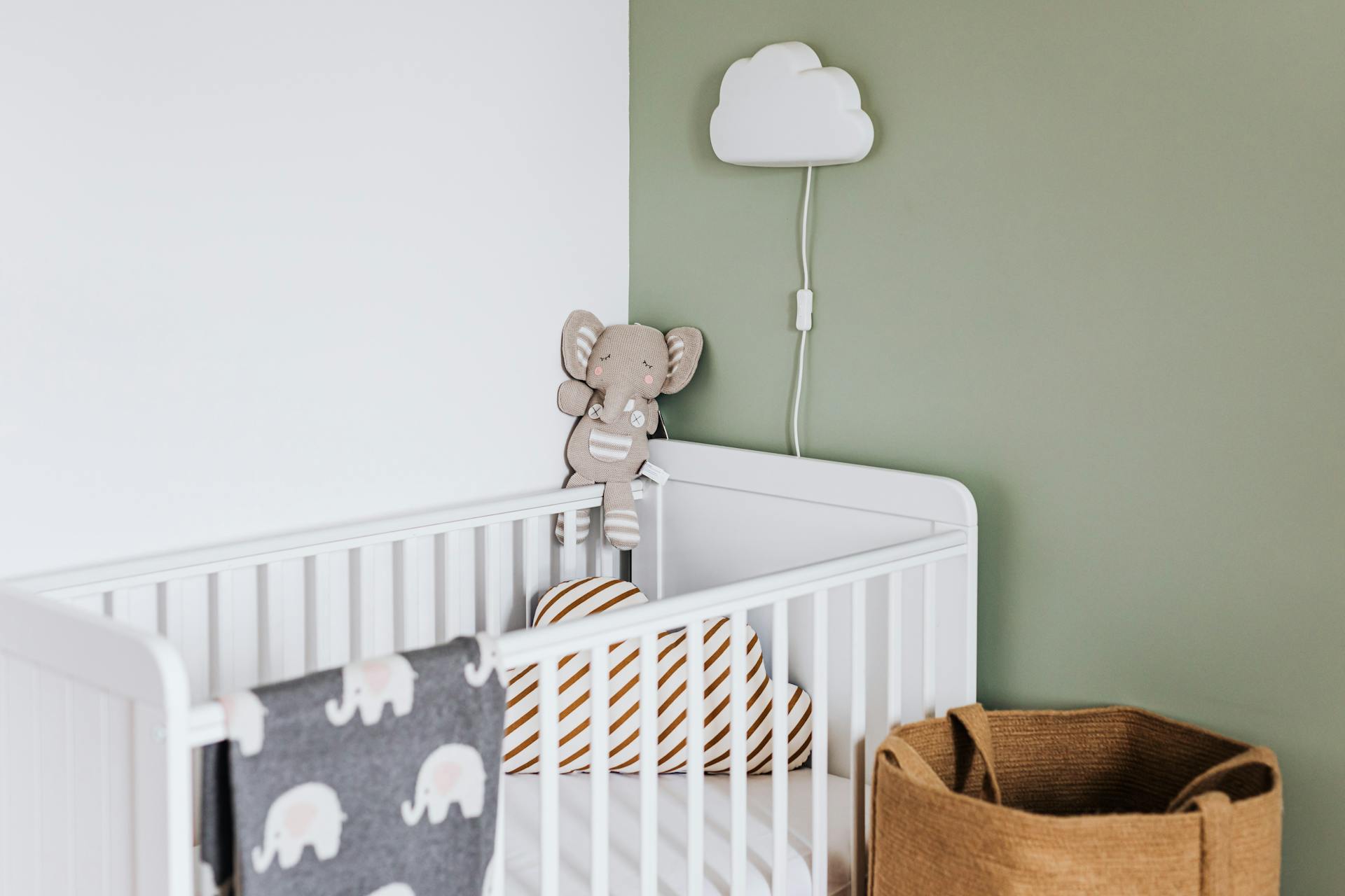 A crib in a nursery | Source: Pexels