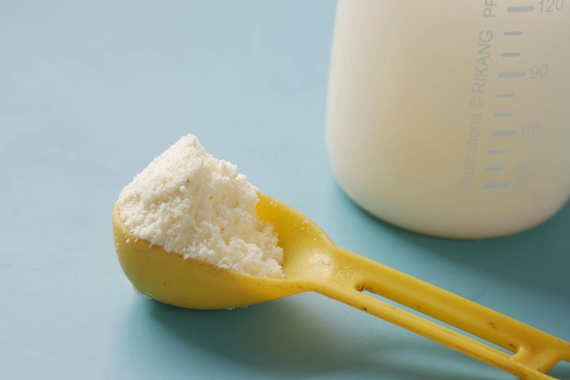 A spoon of baby formula | Source: Pexels