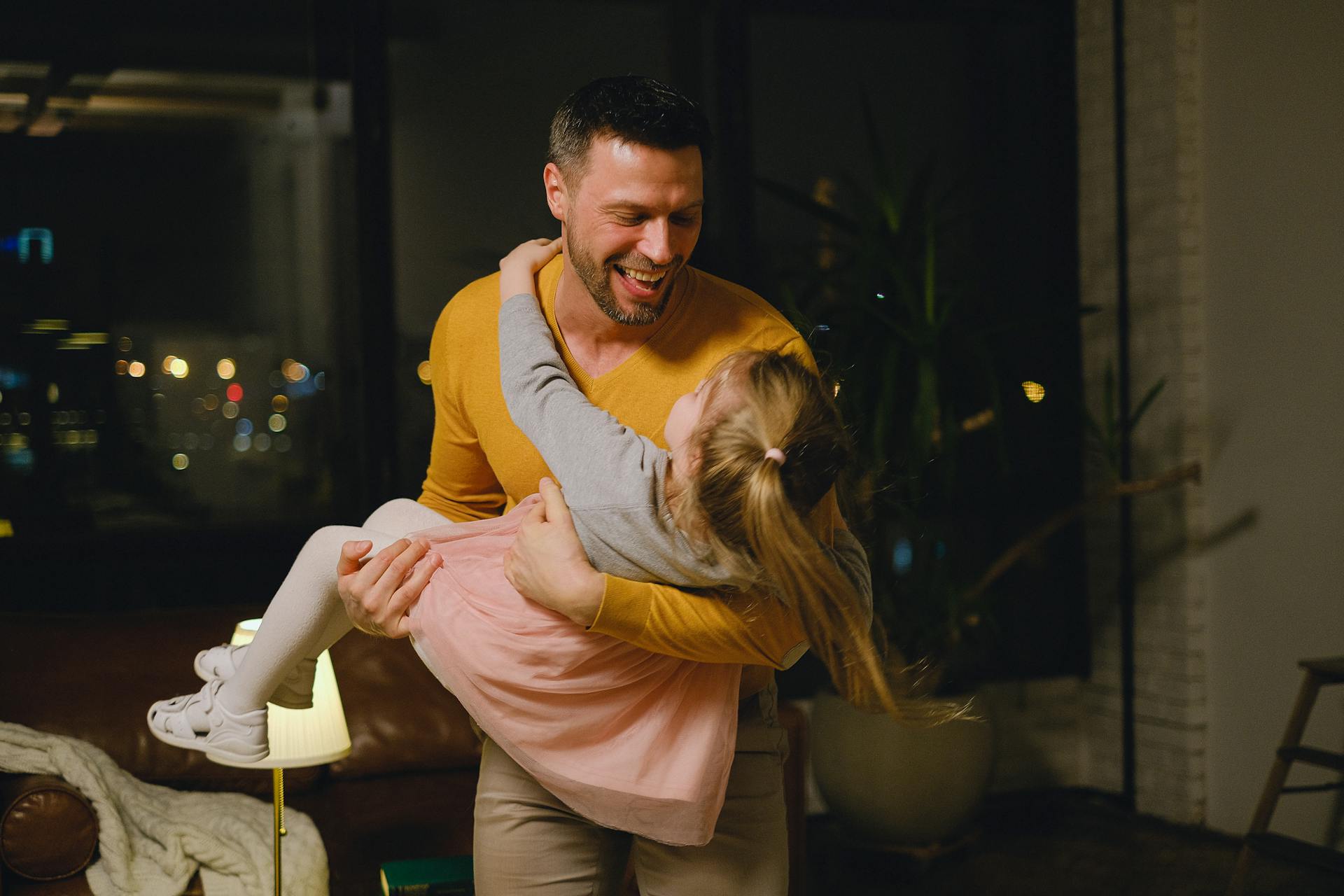 A man playing with his daughter | Source: Pexels