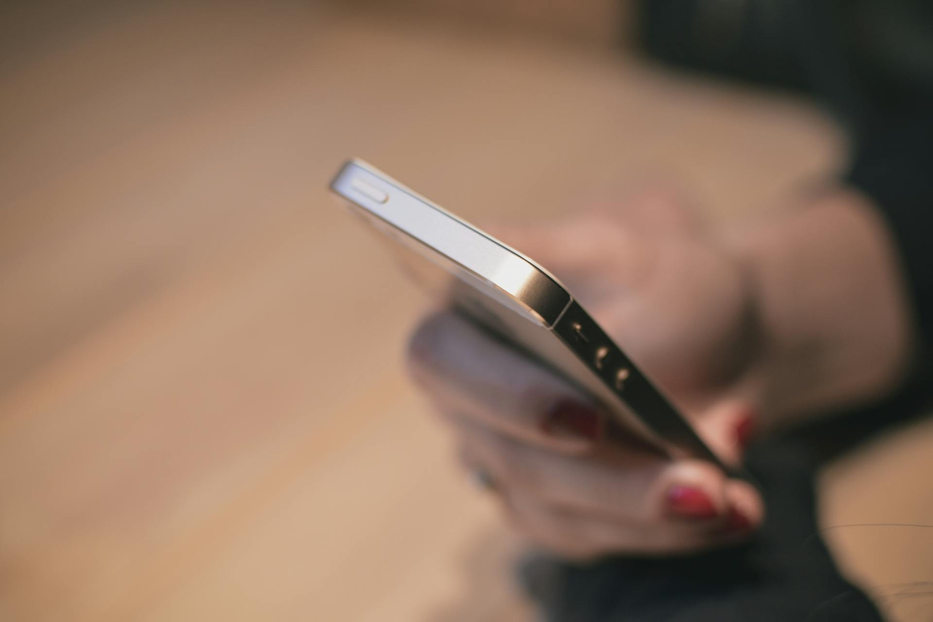 Close-up shot of a woman using her phone | Source: Pexels