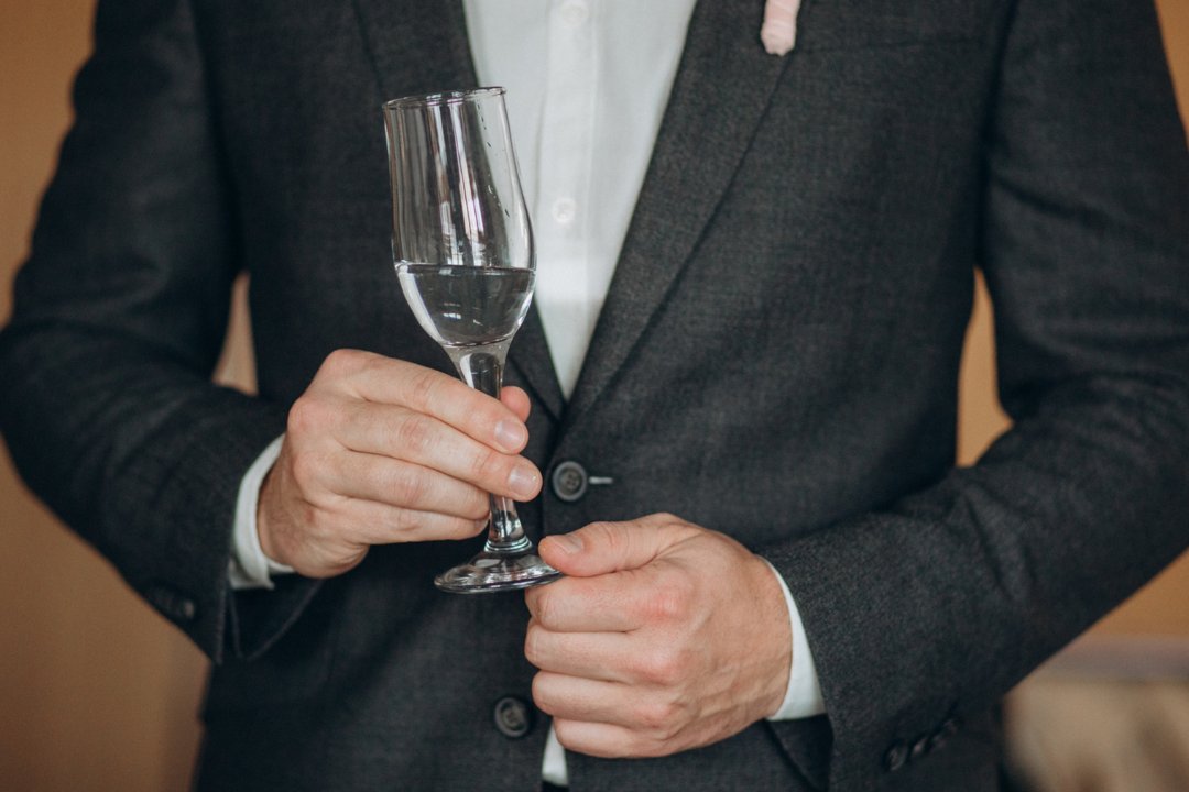 A man holding a champagne flute | Source: Freepik
