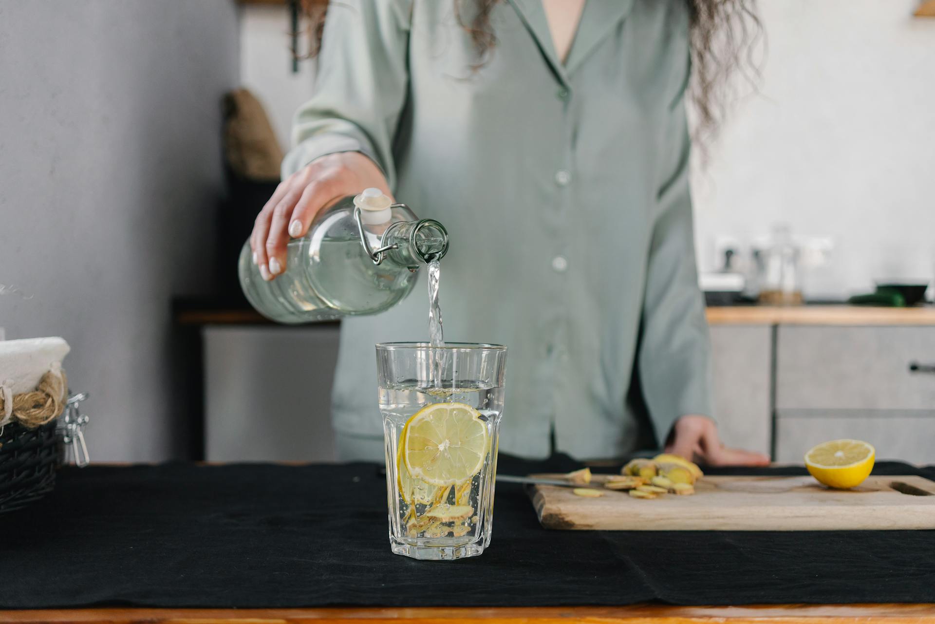 A woman standing in the kitchen | Source: Pexels