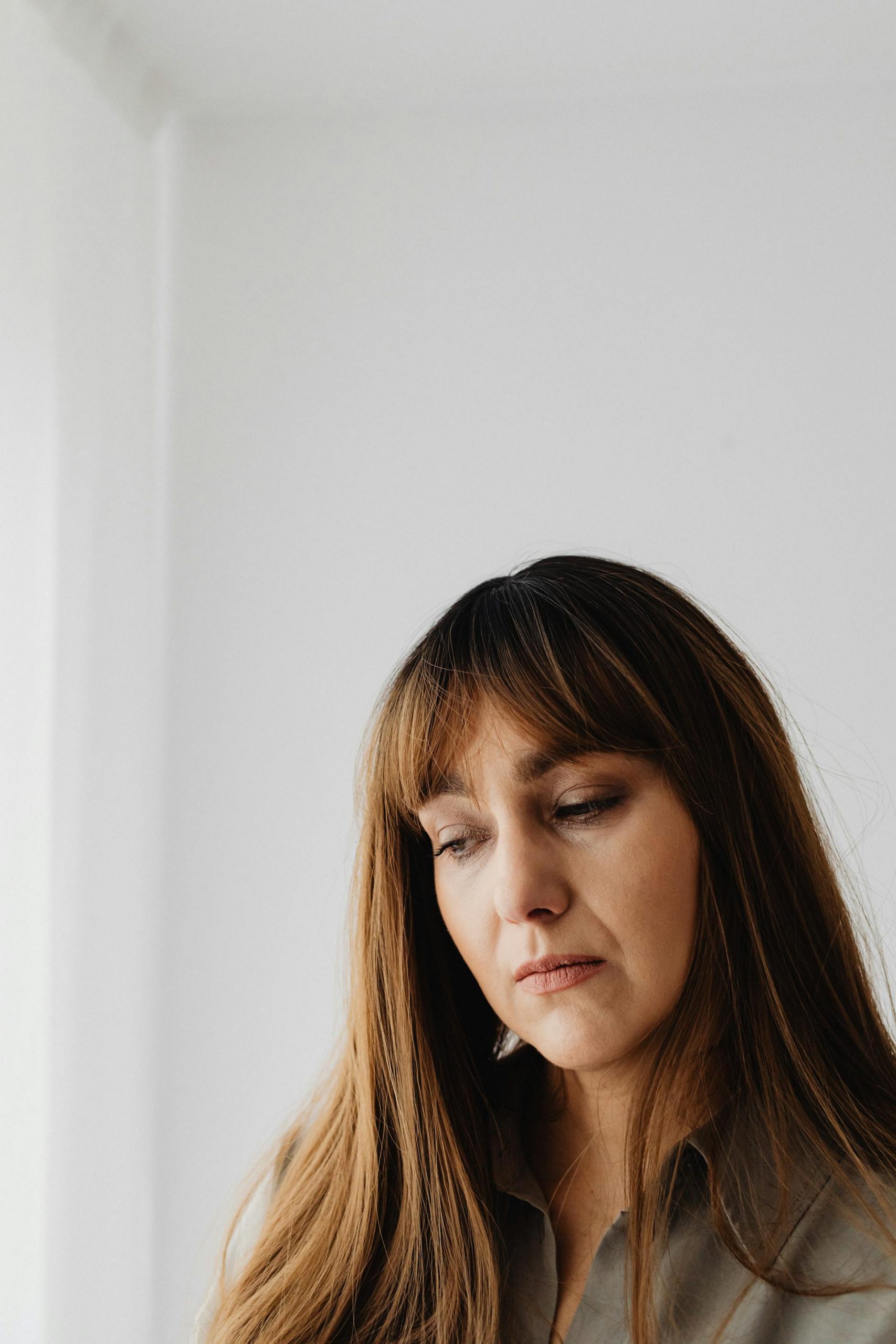 A woman looking down | Source: Pexels