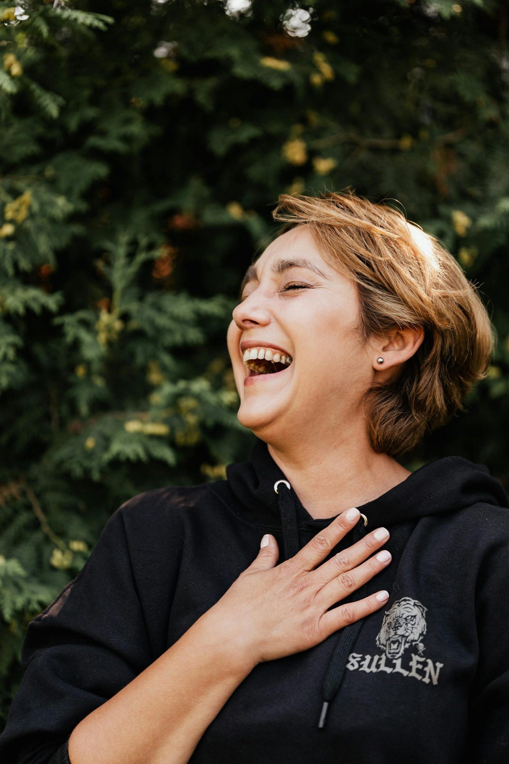 A woman laughing | Source: Pexels