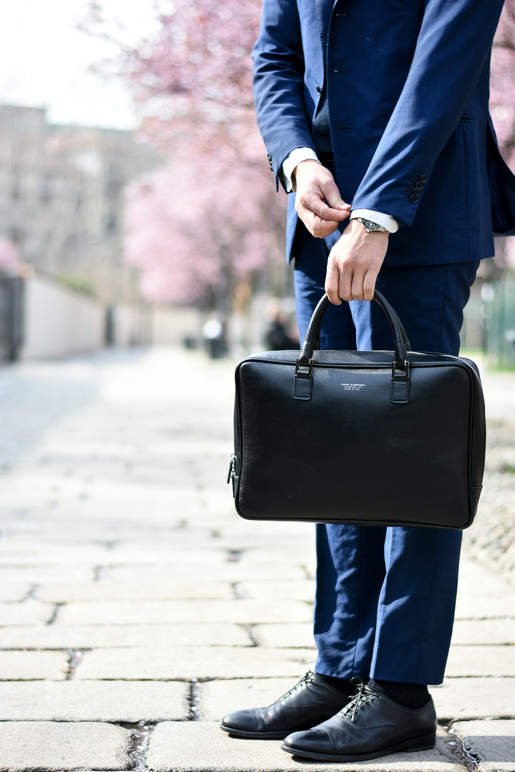 A man holding a leather bag | Source: Unsplash