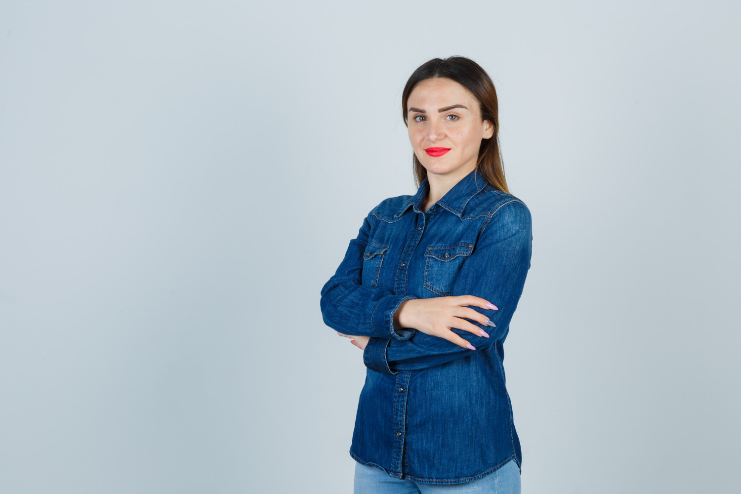 A smiling woman with her arms crossed | Source: Freepik