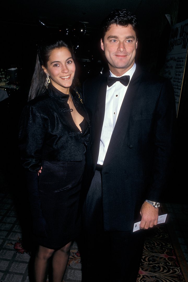 At the American Cinematheque Award ceremony, Jami Gertz stunned in an elegant black outfit as she posed alongside Tony Ressler, both exuding classic Hollywood glamour.