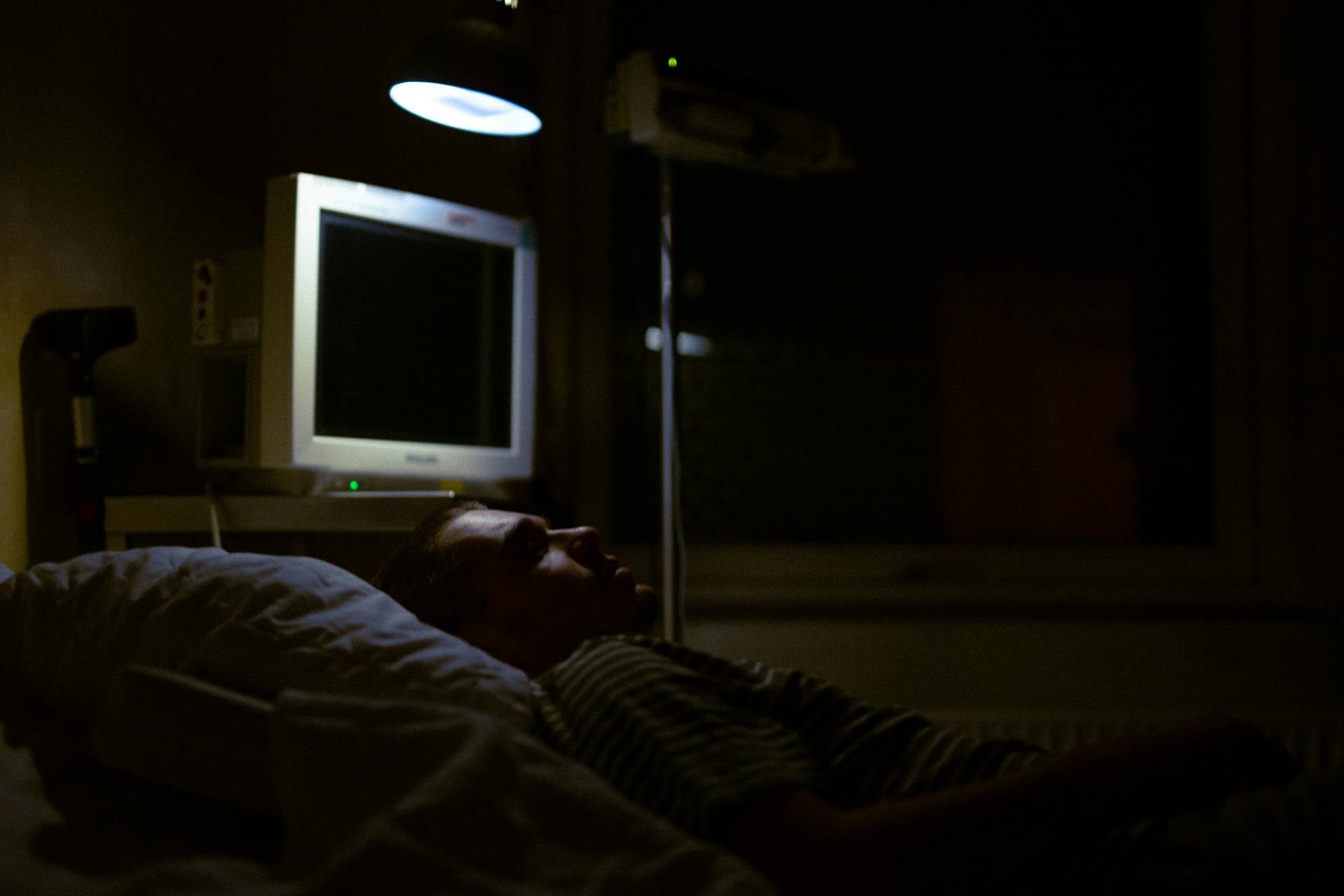 A man lying on a hospital bed | Source: Pexels