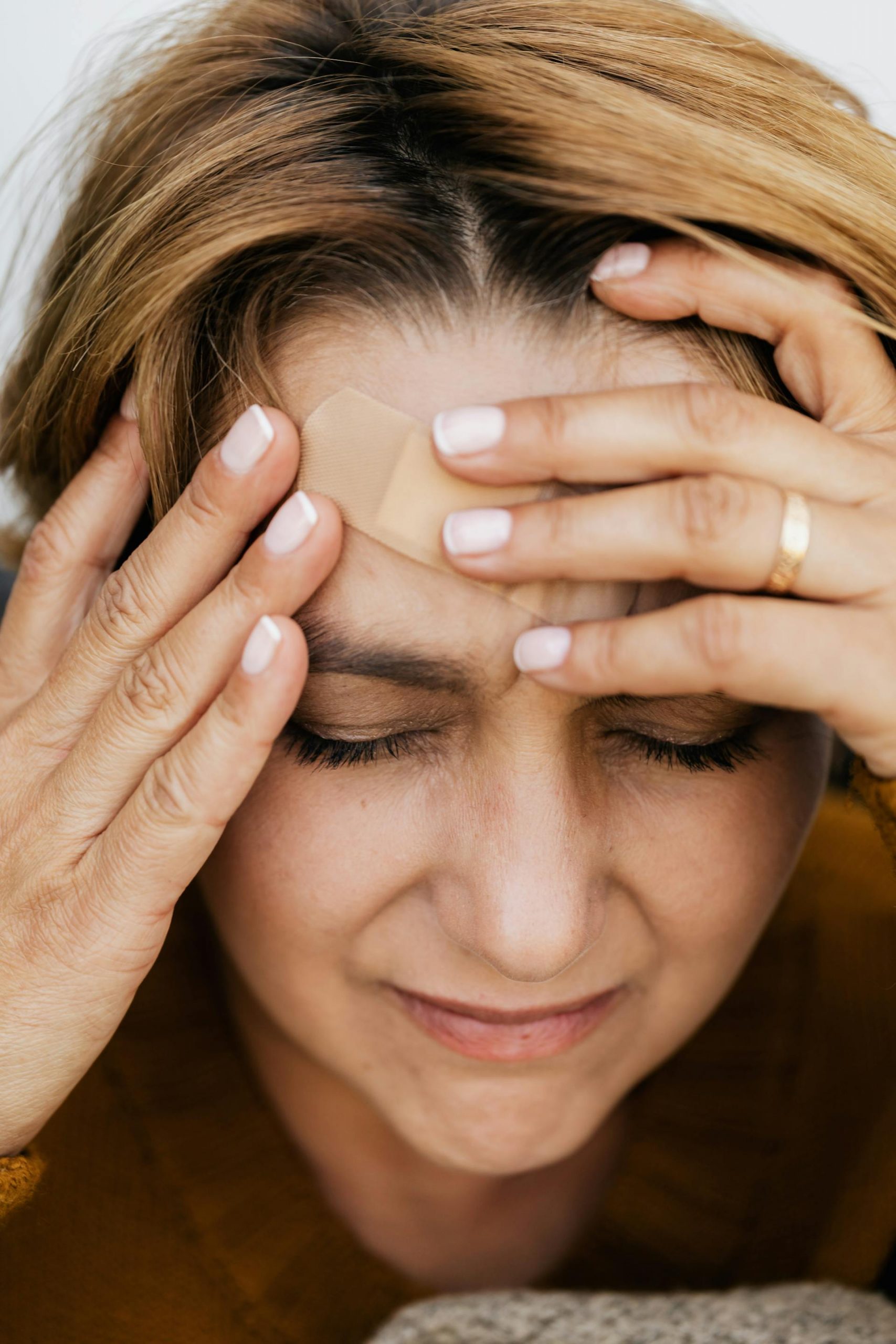 An angry woman holding her head | Source: Pexels