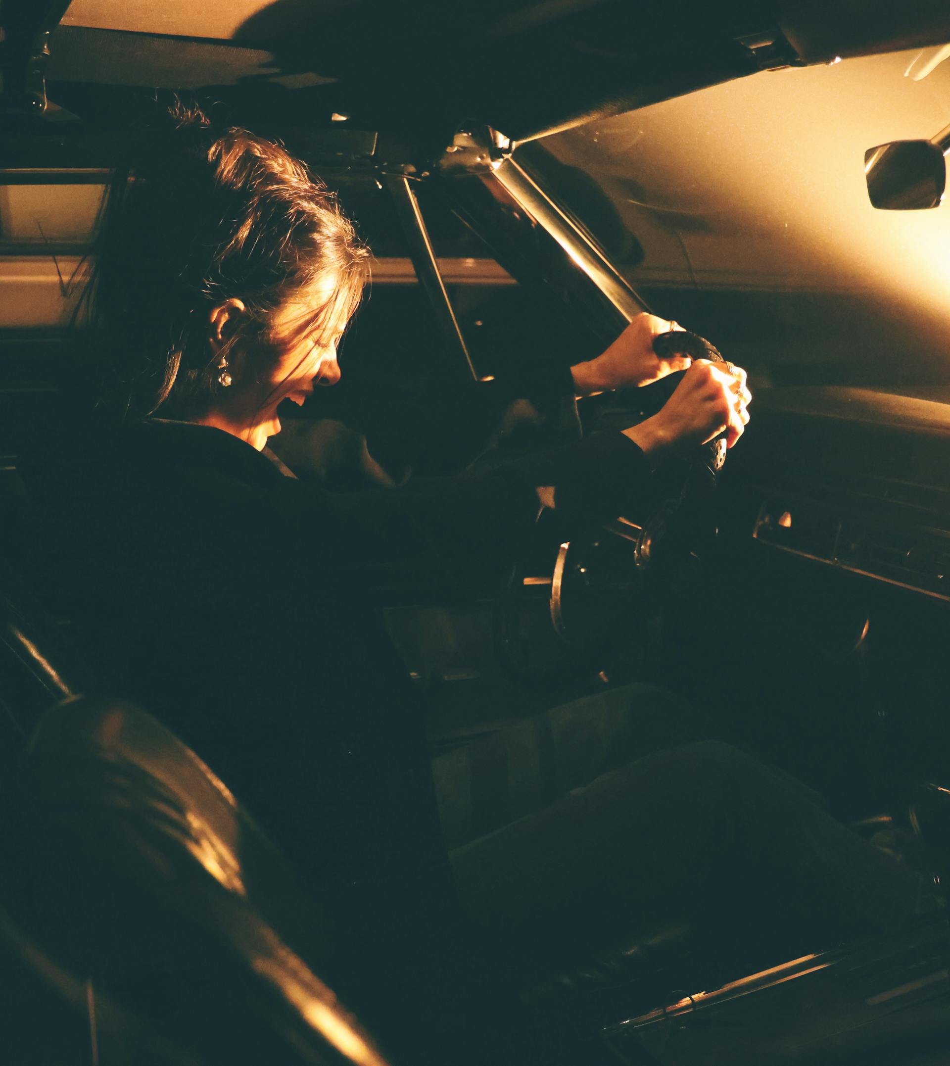 A woman screaming while driving a car | Source: Pexels