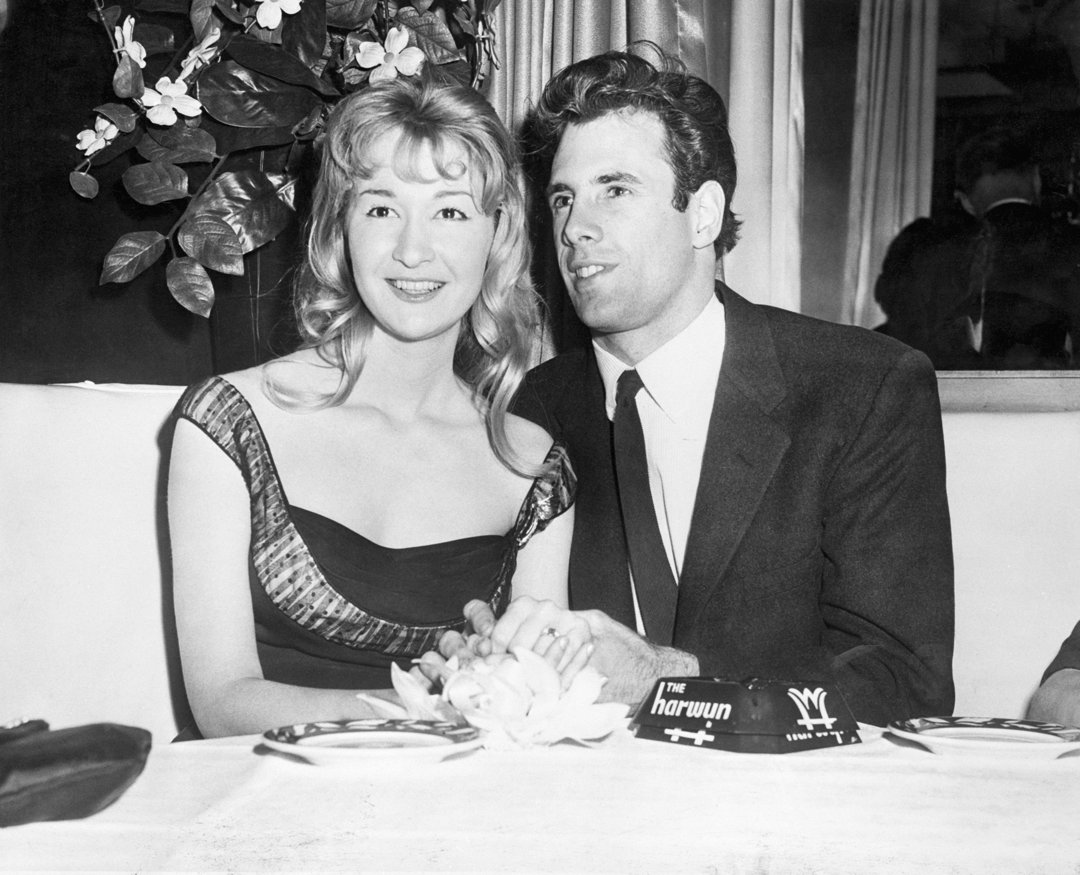 Diane Ladd and Bruce Dern, having dinner the week they were married in New York, on January 1, 1960. | Source: Getty Images
