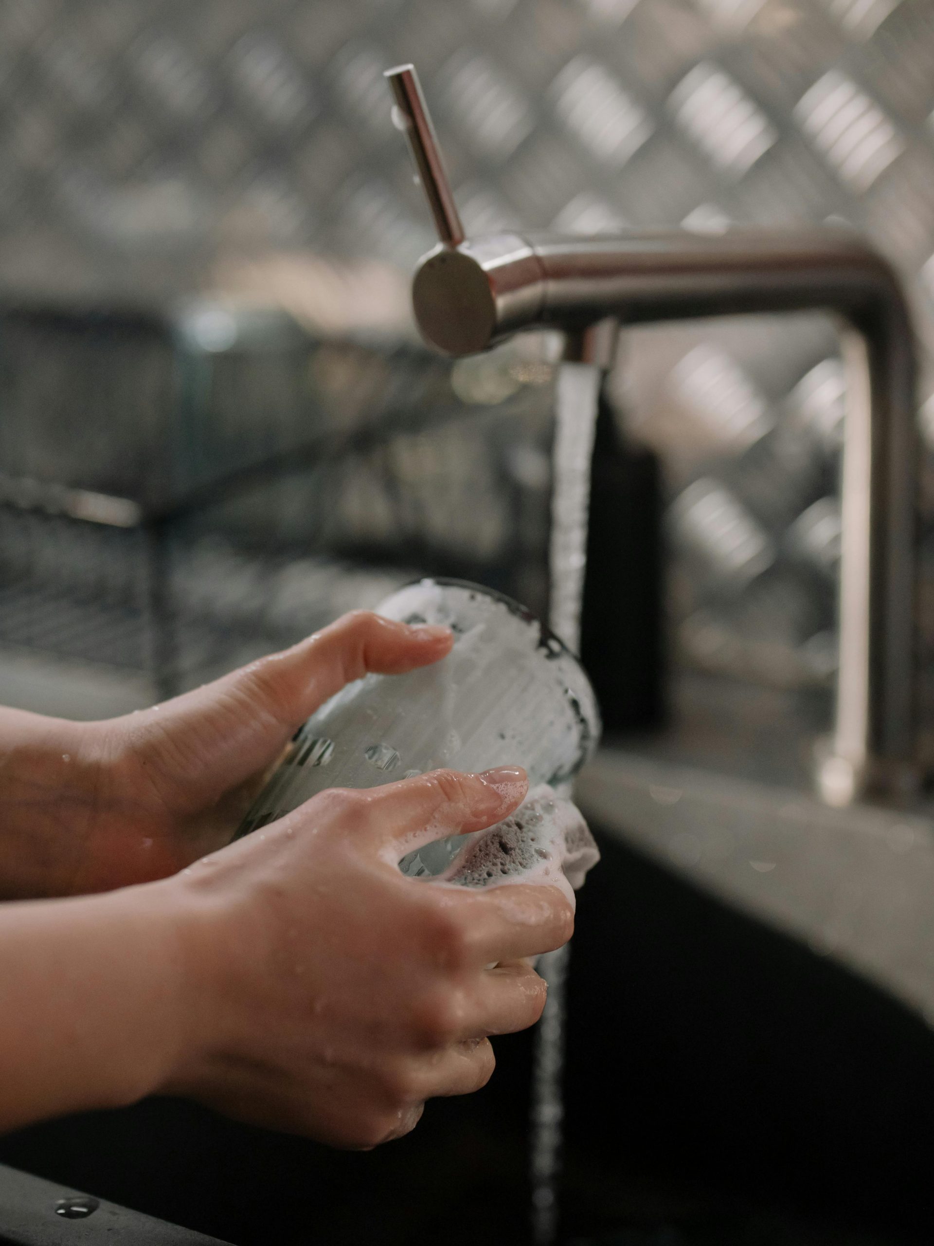 A person washing the dishes | Source: Pexels