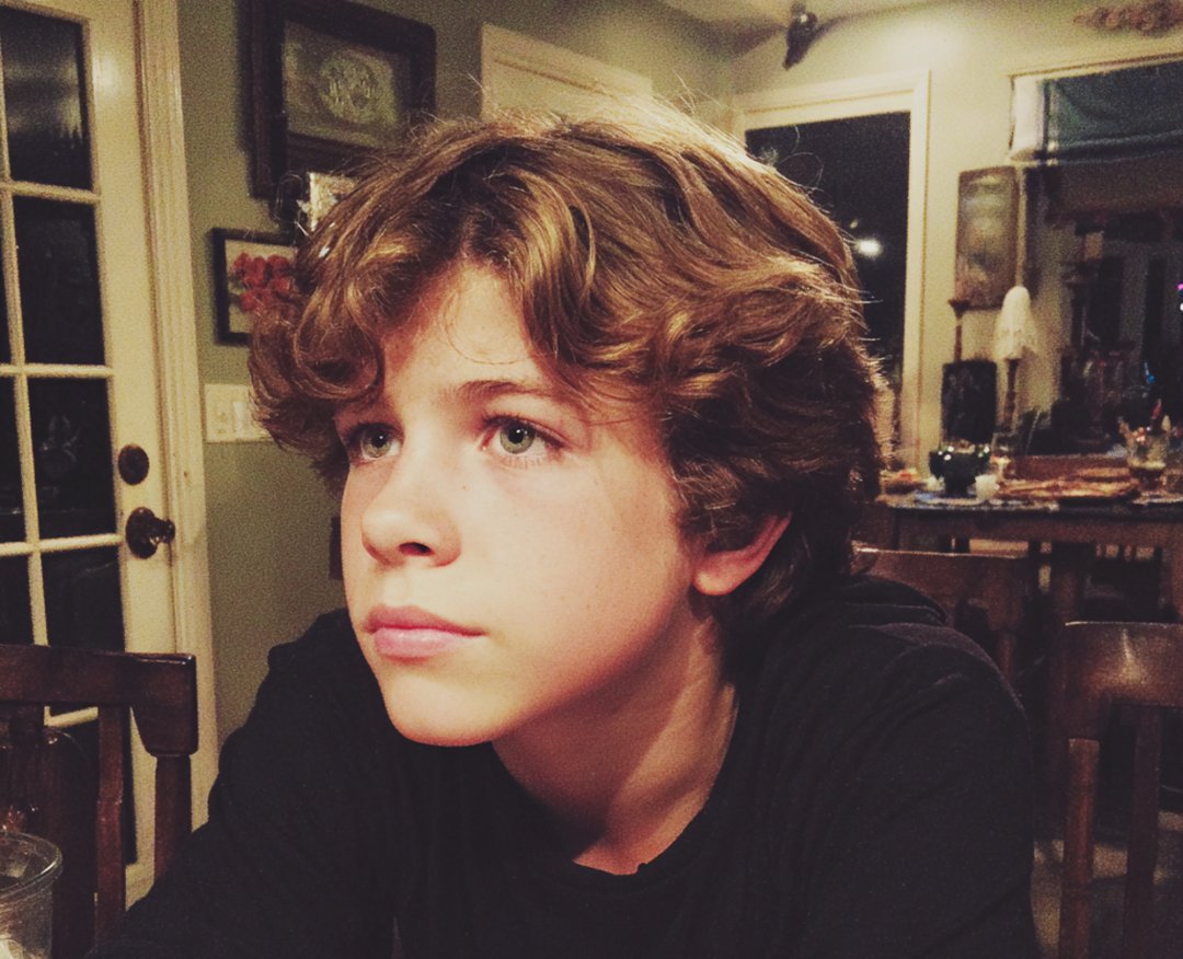 A pensive young boy | Source: Midjourney