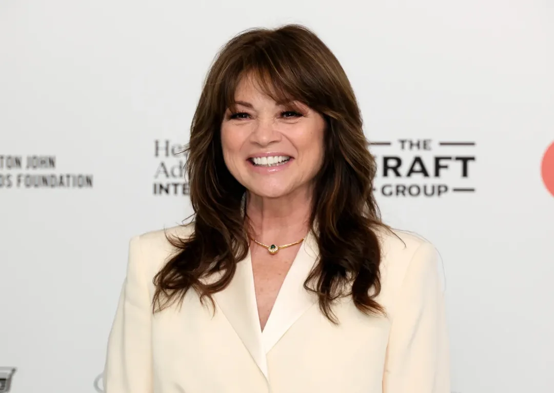 Valerie Bertinelli attends the Elton John AIDS Foundation’s 32nd Annual Academy Awards Viewing Party in West Hollywood, California. She returns to her brunette hair, styled with a fringe and subtle curls at the ends.