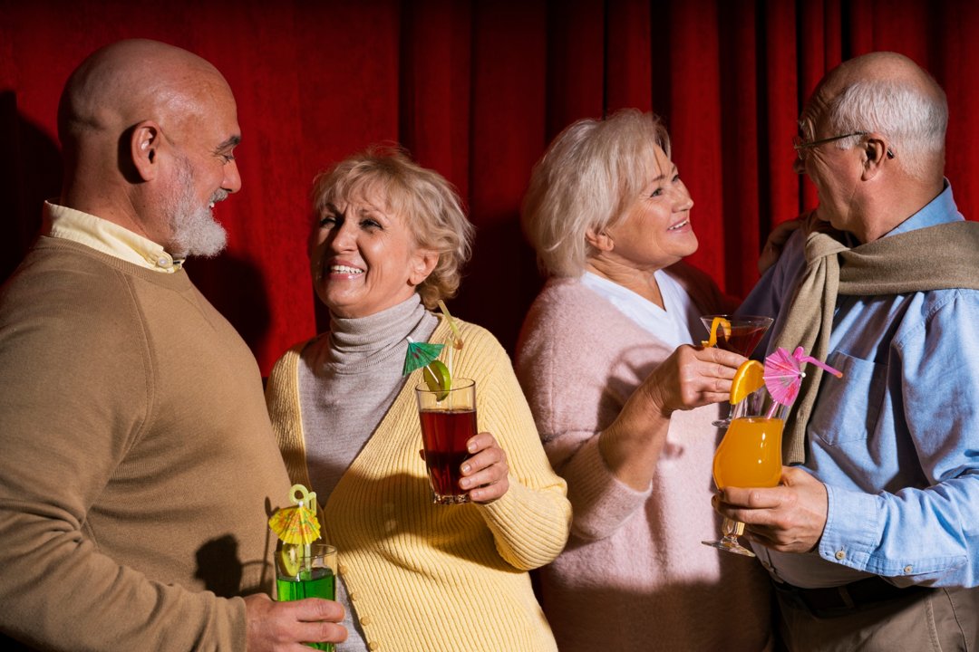 A group of happy elderly people holding drinks | Source: Freepik