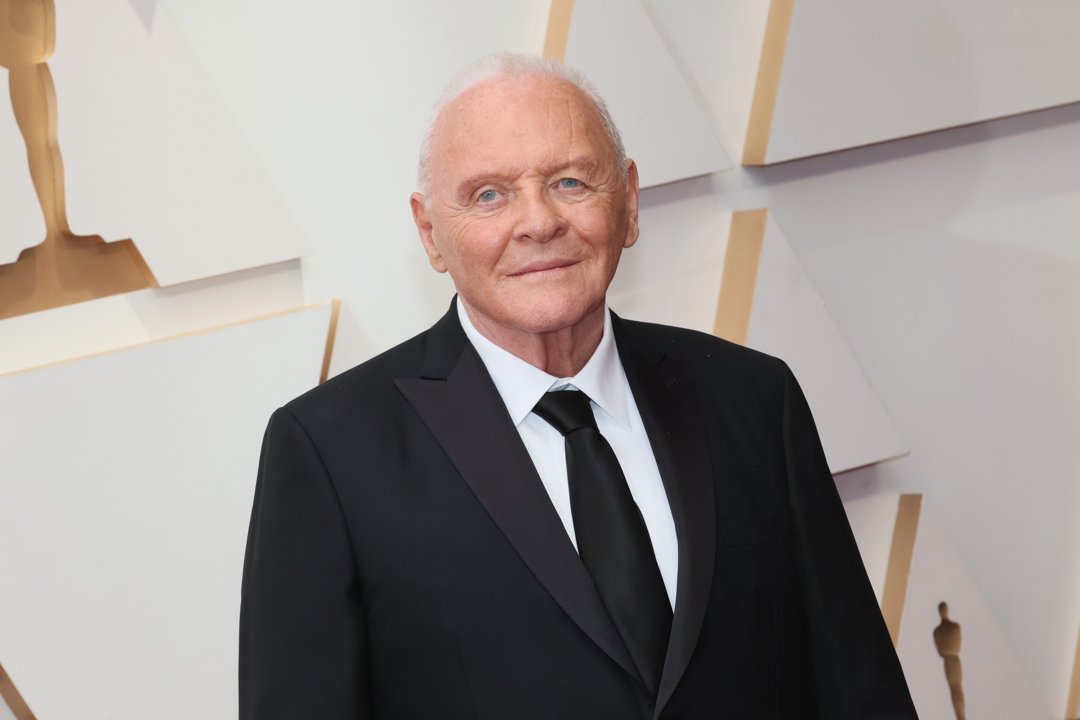 Anthony Hopkins graces the 94th Annual Academy Awards with dignified elegance. Dressed in a classic black tuxedo and tie, he embodies timeless polish. His composed smile and poised presence reflect the quiet confidence of a cinematic legend.