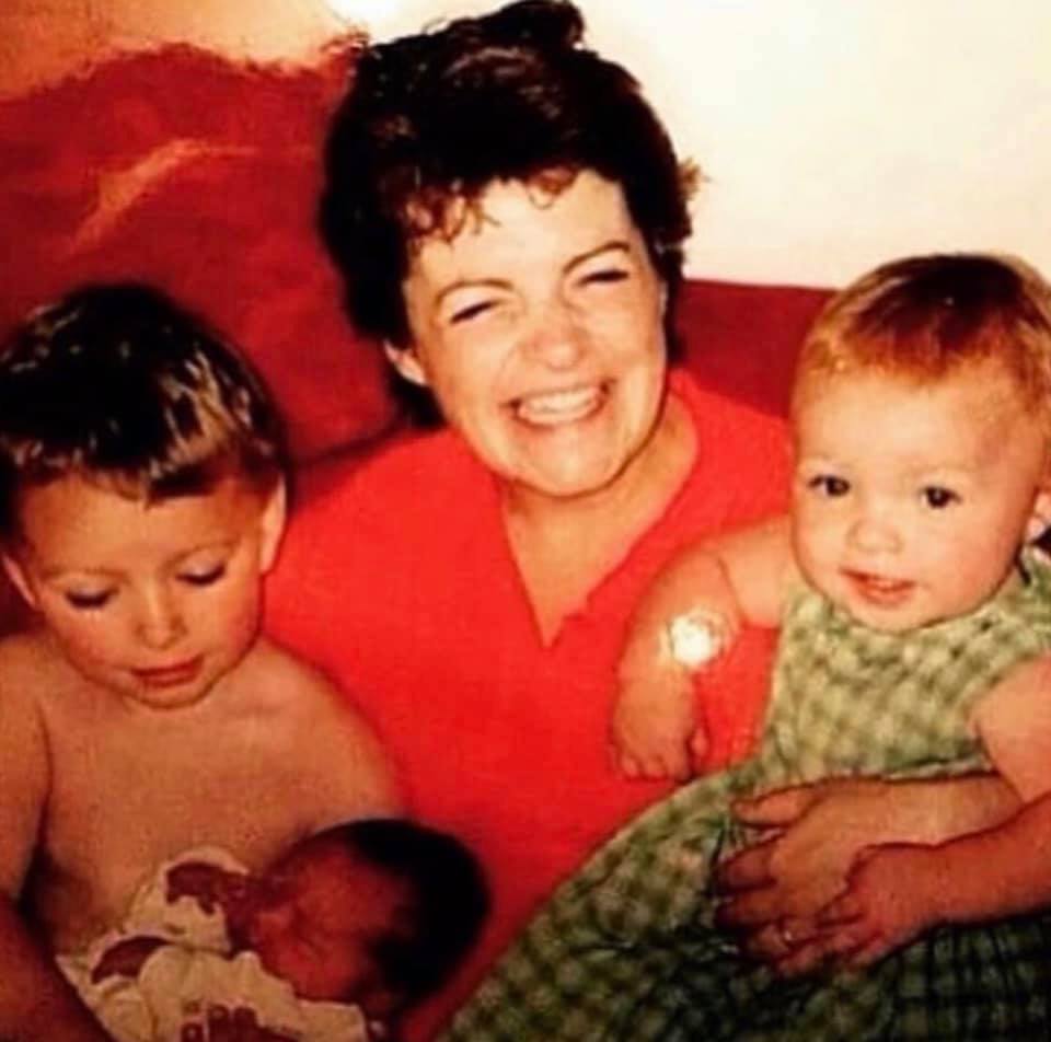 Sam Smith pictured with their mother and siblings, dated March 31, 2019 | Source: Facebook/samsmithworld