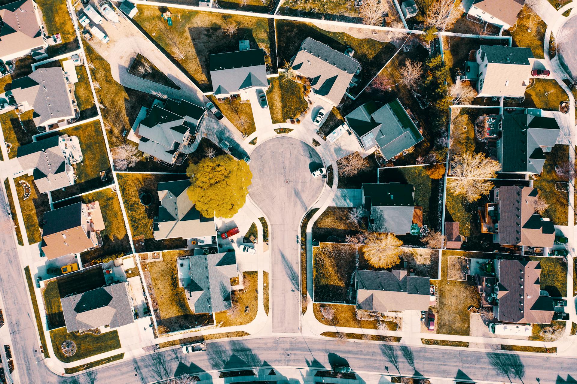 Houses in a neighborhood | Source: Pexels