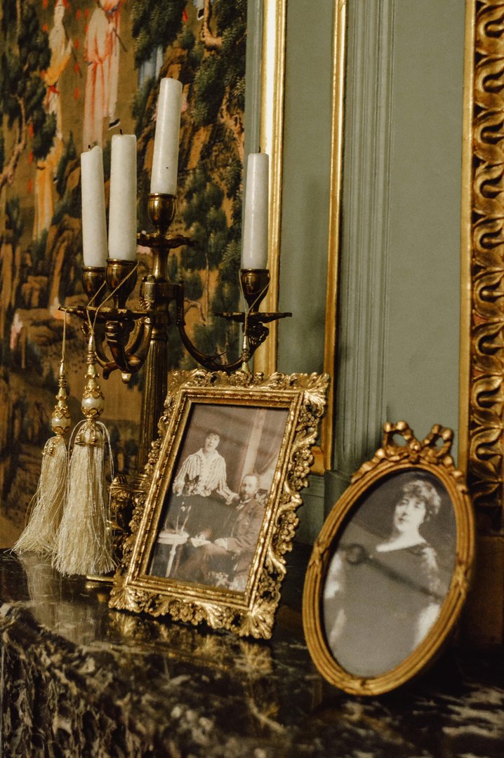 Frames on a mantel | Source: Pexels