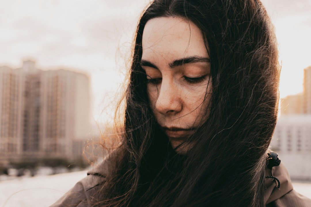 An upset young woman looking down | Source: Unsplash