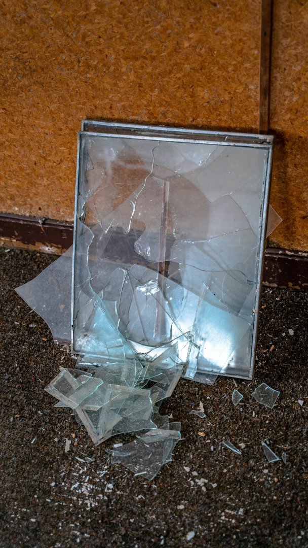 Broken glass on the floor | Source: Unsplash