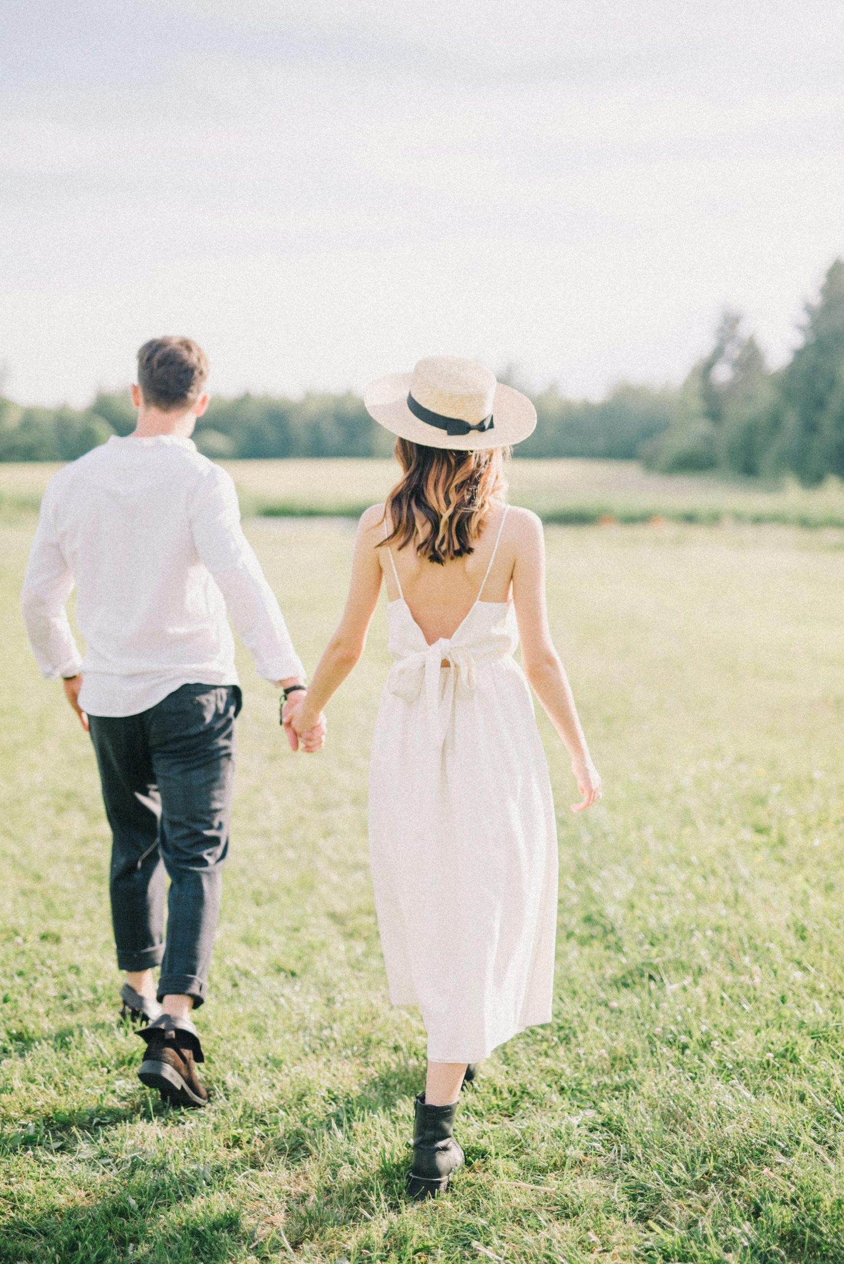 A couple walking while holding hands | Source: Pexels