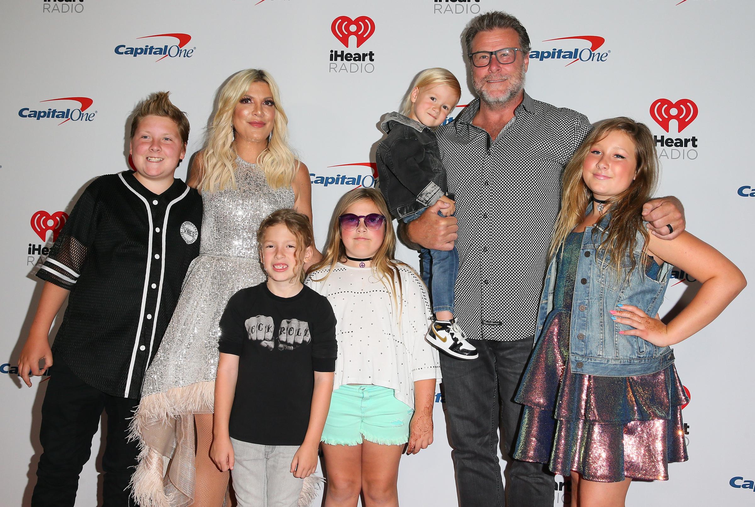 Tori Spelling, Dean McDermott, and their children Stella, Hattie, Liam, Finn, and Beau attend the iHeartRadio Music Festival in Las Vegas on September 20, 2019 | Source: Getty Images