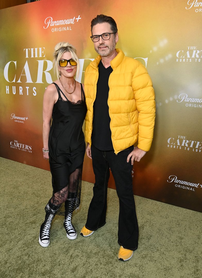 Tori Spelling and her boyfriend in matching clothing | Source: Getty Images