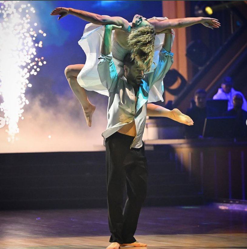 Danielle Fishel and Pasha Pashkov perform on the