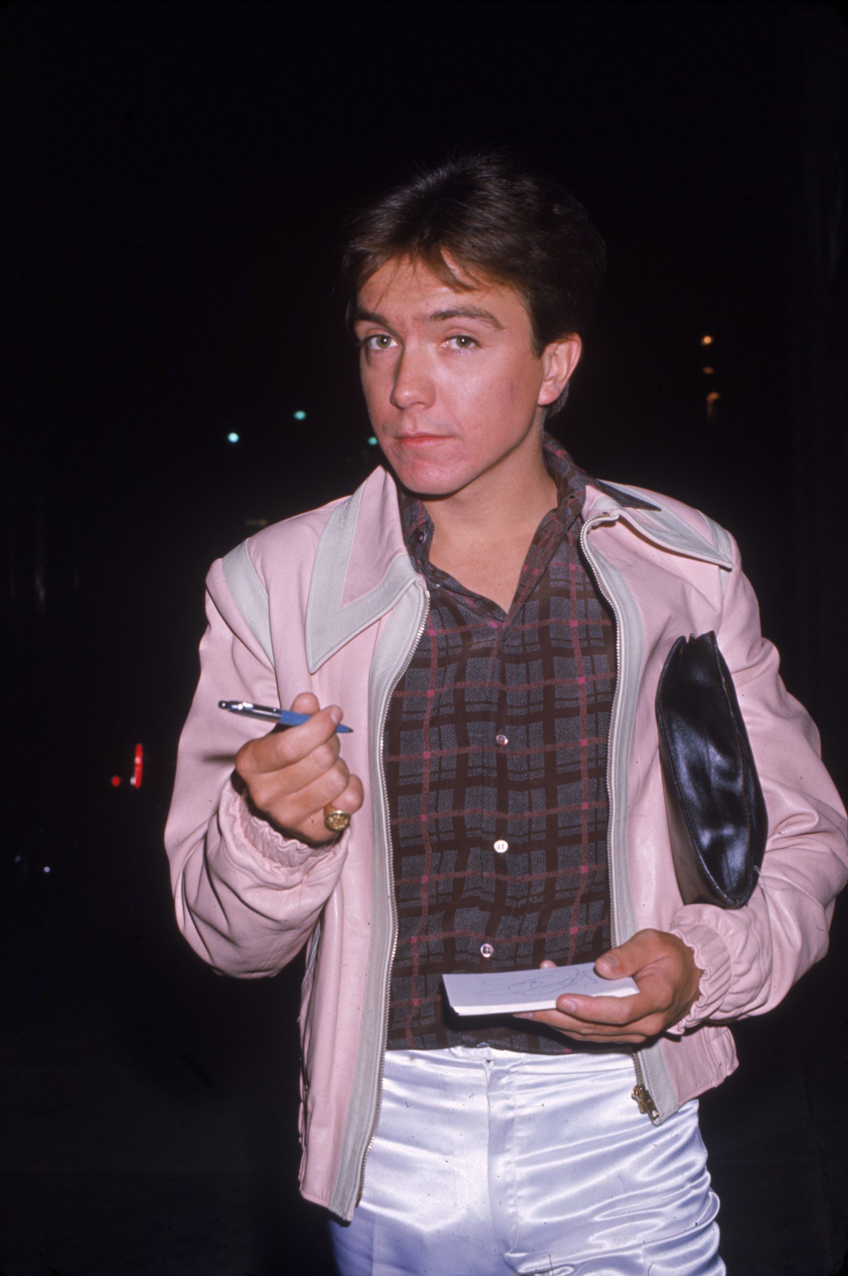 David Cassidy signing an autograph in circa 1976. | Source: Getty Images