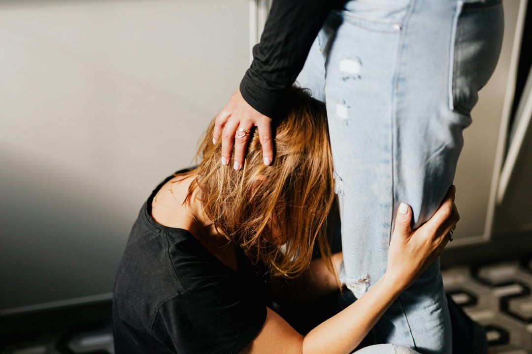A woman getting comforted while crying on a bathroom floor | Source: Pexels