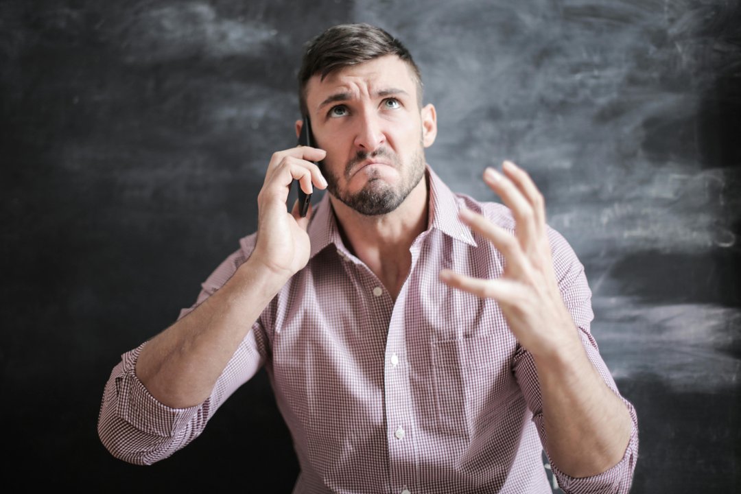 An upset man on a call | Source: Pexels
