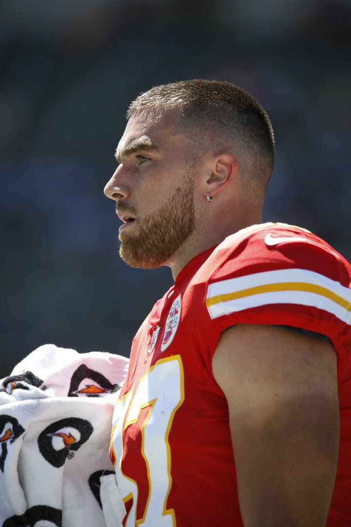 Travis Kelce looks on during a game between the Kansas City Chiefs and Los Angeles Chargers in Carson, California on September 24, 2017. | Source: Getty Images