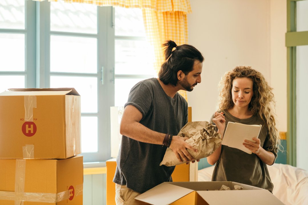 A couple unpacking | Source: Pexels