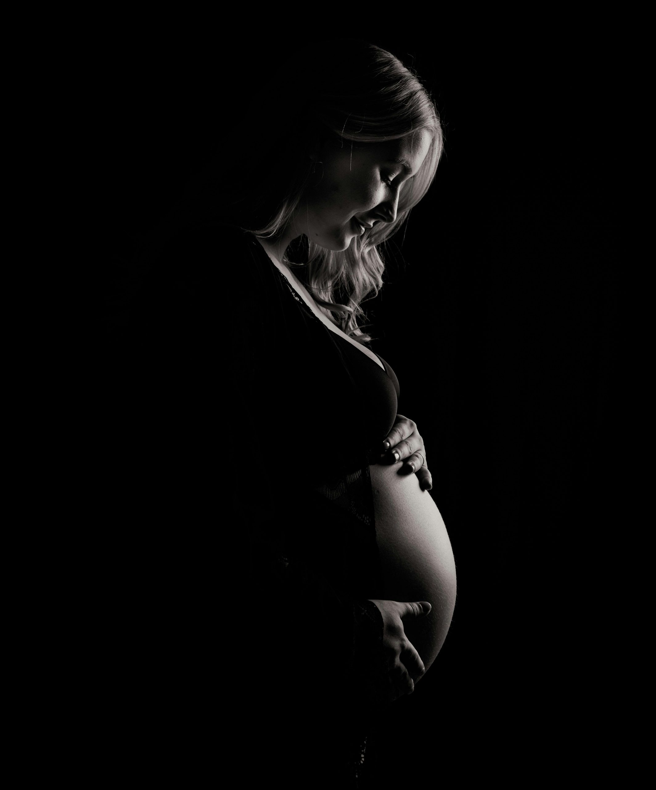 A silhouette of a pregnant woman | Source: Pexels