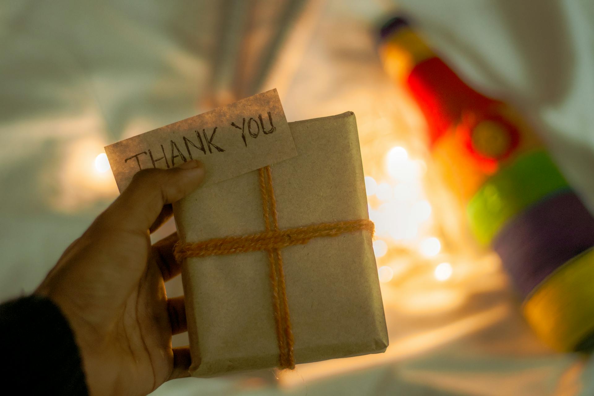 A person holding a brown gift box | Source: Pexels