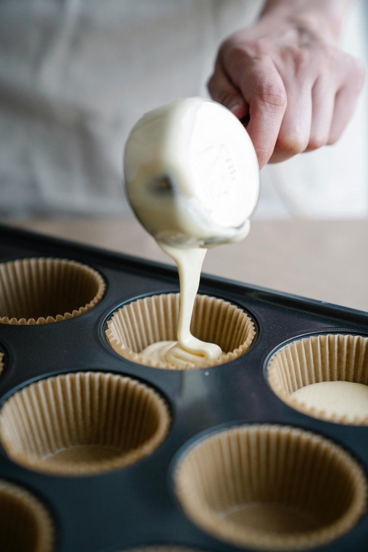A person making cupcakes | Source: Pexels