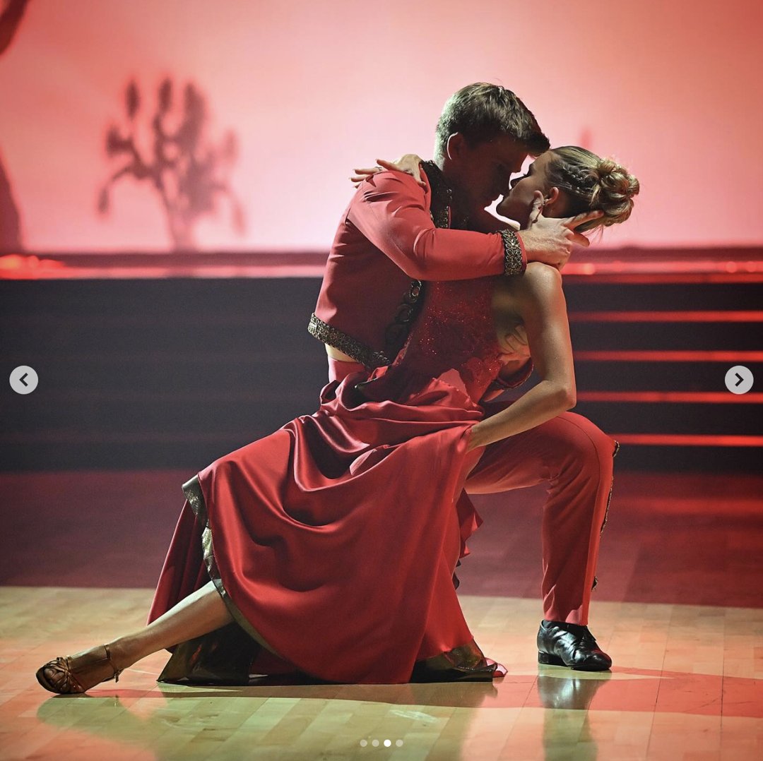 Robert Irwin and Witney Carson are seen onstage, dated November 4, 2025 | Source: Instagram/dancingwiththestars