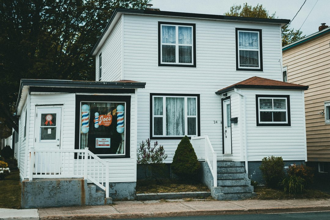 A simple house in a neighborhood | Source: Pexels